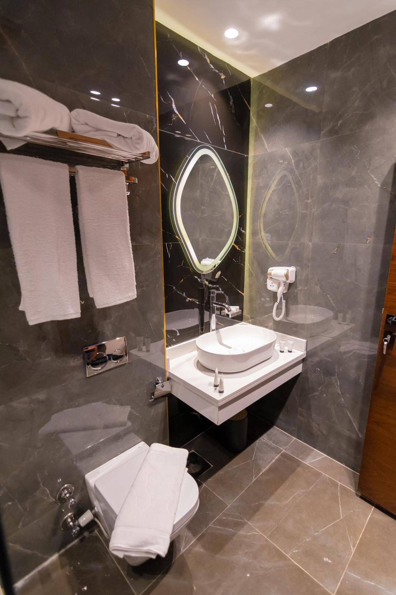 Spire West Hotel Al Kawm al Akhdar ภายนอก รูปภาพ
