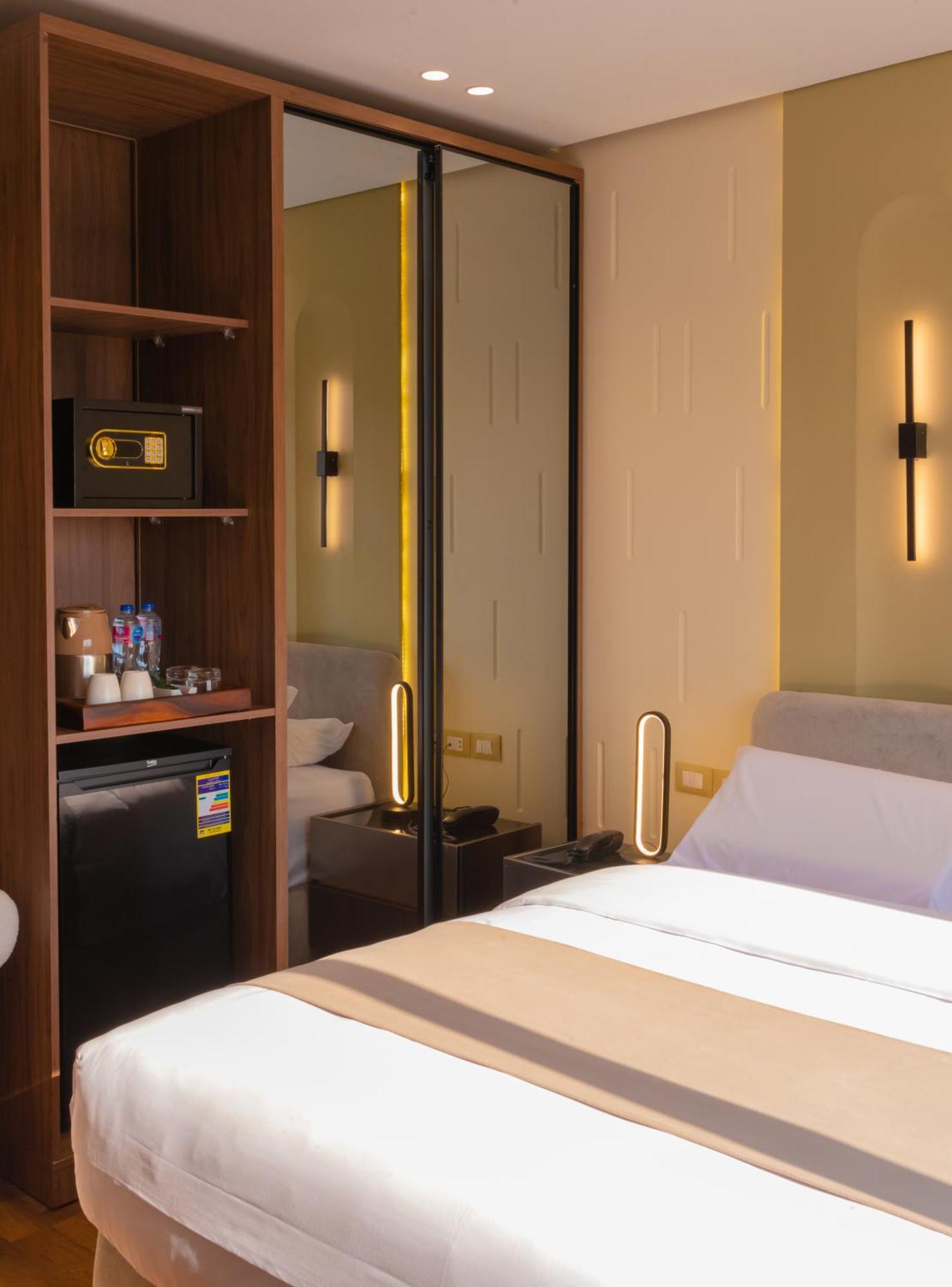 Spire West Hotel Al Kawm al Akhdar ภายนอก รูปภาพ